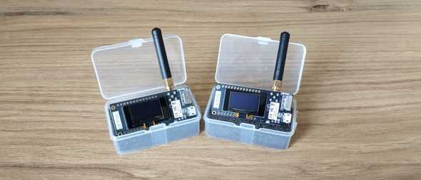 Dwie płytki ESP32 z modułem LoRa