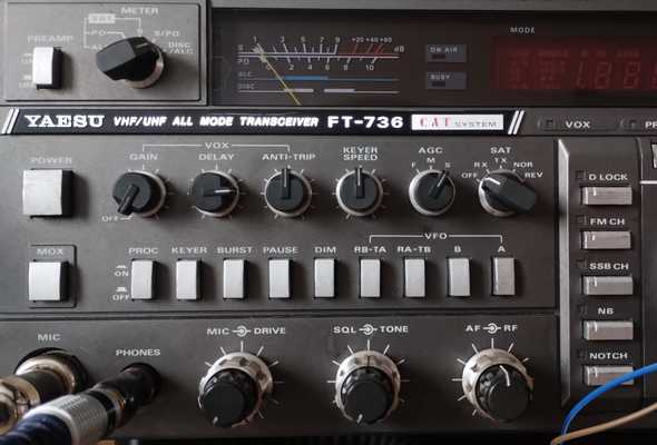 Wycinek frontu transceivera Yaesu FT-736R z wstępnie ustawionymi pokrętłami i przyciskami